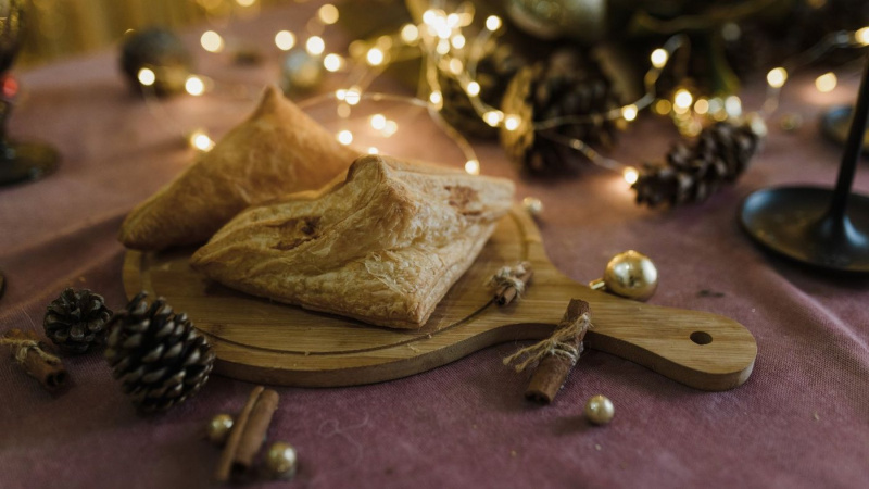 Сервировка новогоднего стола 2027: как накрыть стол с деревом